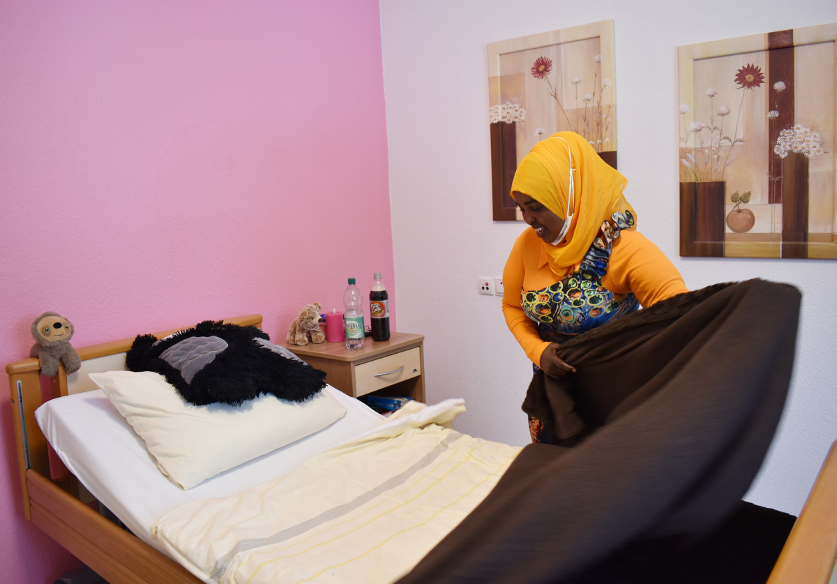 Malyun Ahmded Dhore bei der Arbeit im psychosozialen Zentrum in Gera (Foto nachgestellt) Malyun Ahmded Dhore bei der Arbeit im psychosozialen Zentrum in Gera (Foto nachgestellt)